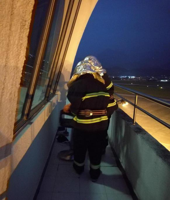 蜂群肆虐 張家界機(jī)場(chǎng)消防緊急出動(dòng) 蜂群肆虐 張家界機(jī)場(chǎng)消防緊急出動(dòng)