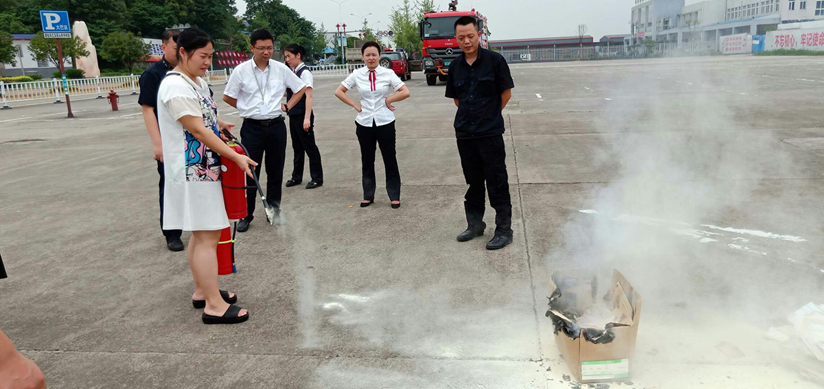 張家界機(jī)場(chǎng)筑牢暑運(yùn)消防安全“防火墻” 張家界機(jī)場(chǎng)筑牢暑運(yùn)消防安全“防火墻”