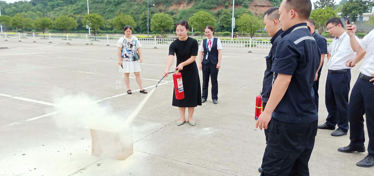張家界機(jī)場(chǎng)筑牢暑運(yùn)消防安全“防火墻” 張家界機(jī)場(chǎng)筑牢暑運(yùn)消防安全“防火墻”