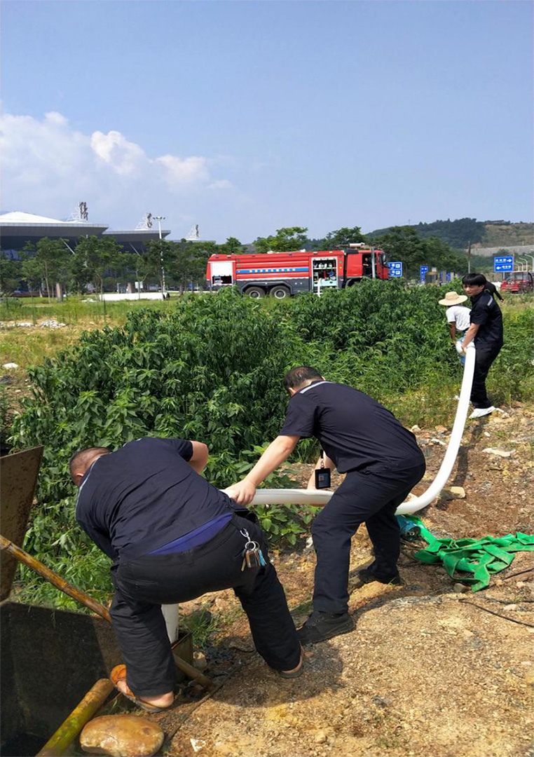 高溫酷暑 機場消防全力以赴保暢通 高溫酷暑 機場消防全力以赴保暢通