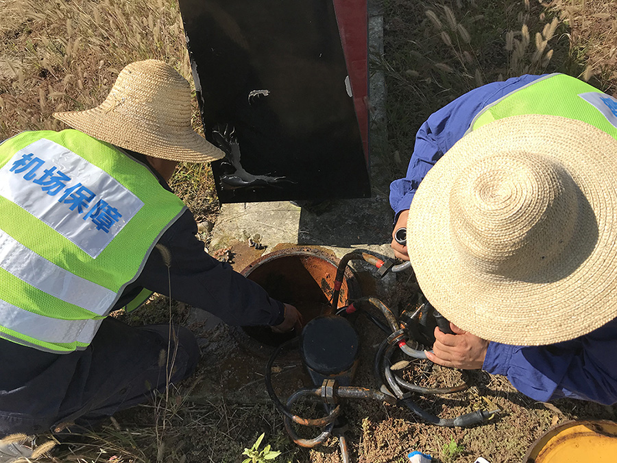 點燃夜色的光芒 擦亮飛機的“眼睛” 點燃夜色的光芒 擦亮飛機的“眼睛”