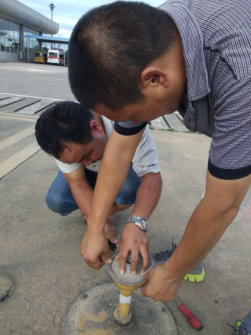 點燃夜色的光芒 擦亮飛機的“眼睛” 點燃夜色的光芒 擦亮飛機的“眼睛”