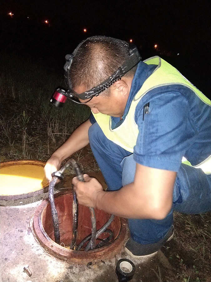 點燃夜色的光芒 擦亮飛機的“眼睛” 點燃夜色的光芒 擦亮飛機的“眼睛”