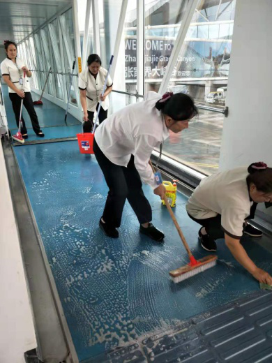 最忙暑運(yùn) 張家界機(jī)場多措并舉保安全 保運(yùn)行 保暢通 (服務(wù)篇) 最忙暑運(yùn) 張家界機(jī)場多措并舉保安全 保運(yùn)行 保暢通 (服務(wù)篇)