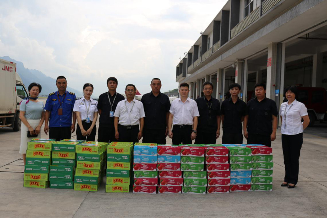 炎炎夏日送清涼 絲絲涼意沁人心 ——張家界機(jī)場分公司工會開展送清涼活動 炎炎夏日送清涼 絲絲涼意沁人心 ——張家界機(jī)場分公司工會開展送清涼活動