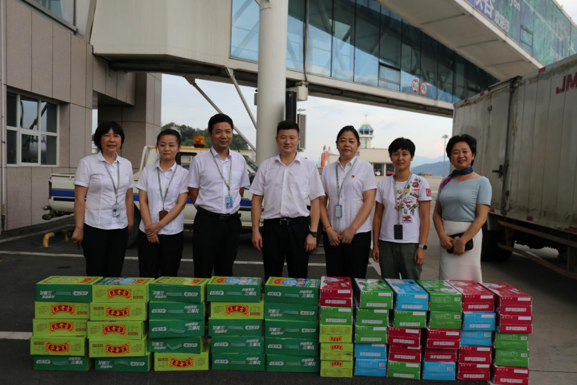 炎炎夏日送清涼 絲絲涼意沁人心 ——張家界機(jī)場分公司工會開展送清涼活動 炎炎夏日送清涼 絲絲涼意沁人心 ——張家界機(jī)場分公司工會開展送清涼活動