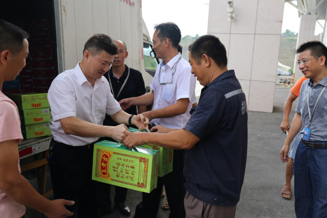 炎炎夏日送清涼 絲絲涼意沁人心 ——張家界機(jī)場分公司工會開展送清涼活動 炎炎夏日送清涼 絲絲涼意沁人心 ——張家界機(jī)場分公司工會開展送清涼活動