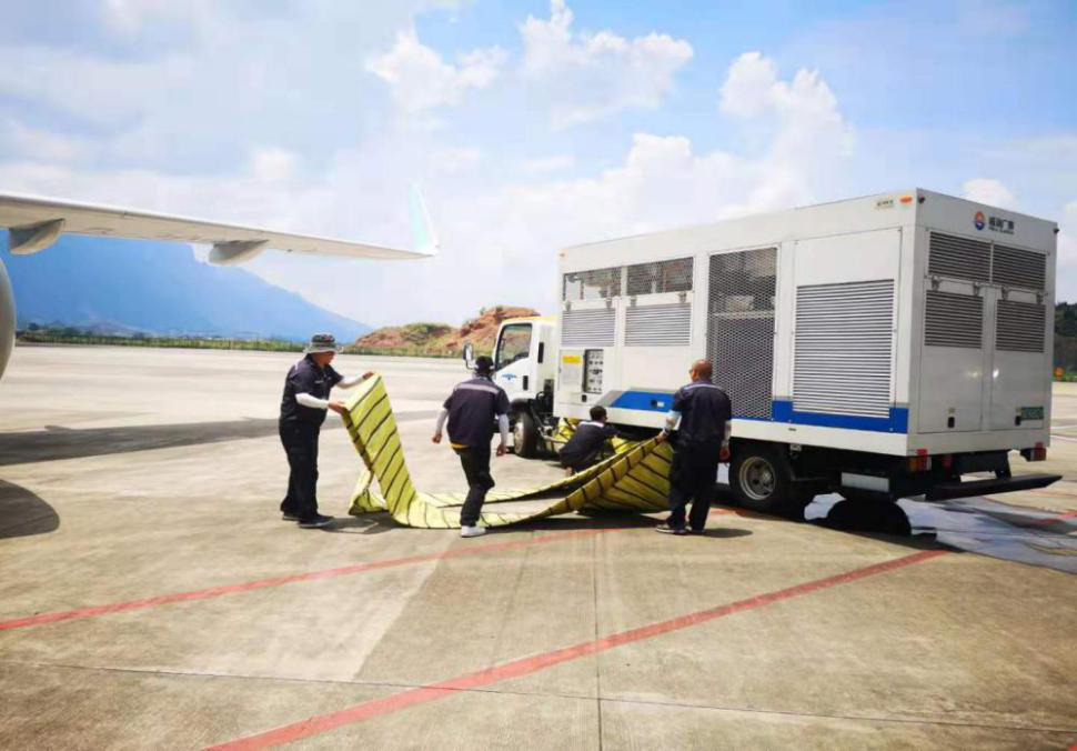 確保旅客順暢出行，機場一線職工高溫堅守！