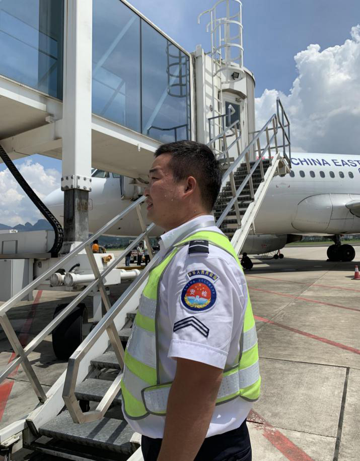 確保旅客順暢出行，機場一線職工高溫堅守！