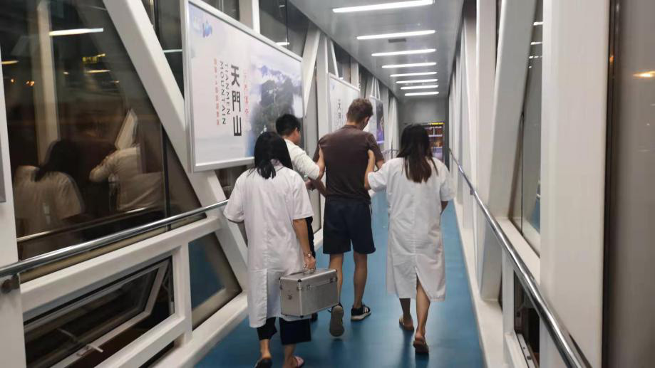 暖心！外籍小伙忽感不適癱坐廊橋，張家界機場緊急救護