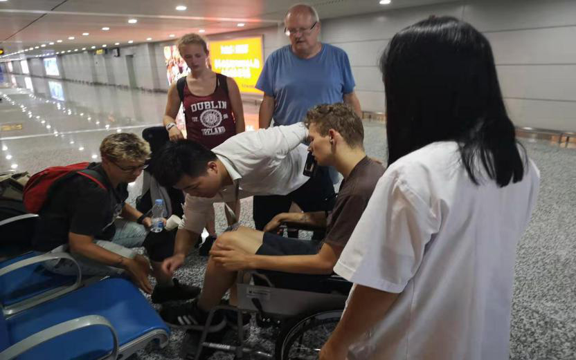 暖心！外籍小伙忽感不適癱坐廊橋，張家界機場緊急救護